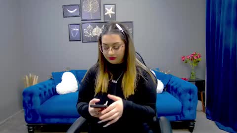 Snapshot of katewalker_ chatting on 03.04.25 Kate online show from 03.04.25