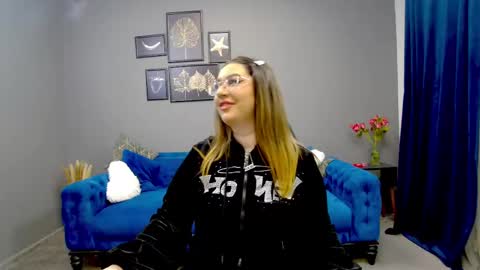 Snapshot of katewalker_ chatting on 03.12.25 Kate online show from 03.12.25