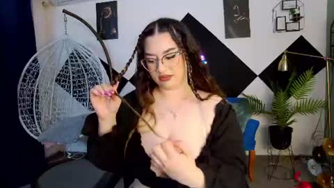 Snapshot of katewalker_ chatting on 06.17.26 Kate online show from 06.17.26