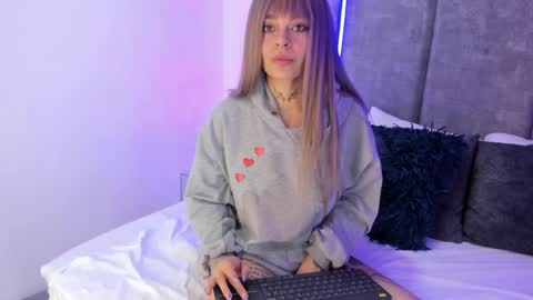 Snapshot of kathegomez_ chatting on 01.05.25 KatheGomez online show from 01.05.25