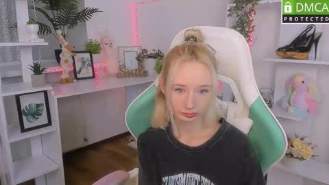Snapshot of katia_kim chatting on 10.23.25 Katia  online show from 10.23.25