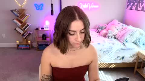 Snapshot of katieverona chatting on 01.26.25 Katie Verona online show from 01.26.25