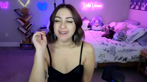 Snapshot of katieverona chatting on 02.25.25 Katie Verona online show from 02.25.25