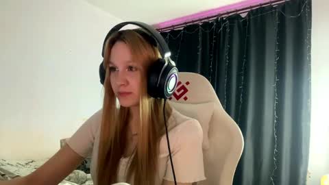Snapshot of kayceefroehner chatting on 04.18.26 Amia online show from 04.18.26