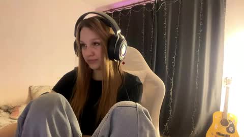 Snapshot of kayceefroehner chatting on 04.30.26 Amia online show from 04.30.26