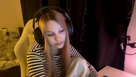 Snapshot of kayceefroehner chatting on 05.03.26 Amia online show from 05.03.26