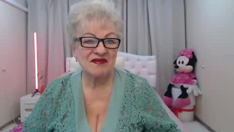 Snapshot of kaylesmoll chatting on 04.24.26 kaylesmoll online show from 04.24.26
