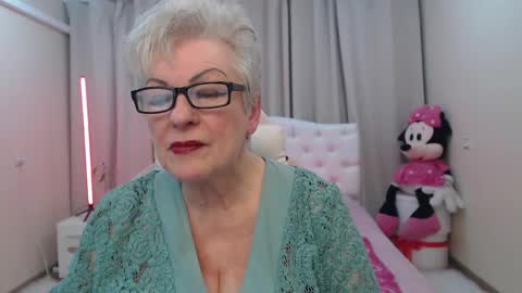 Snapshot of kaylesmoll chatting on 04.28.26 kaylesmoll online show from 04.28.26