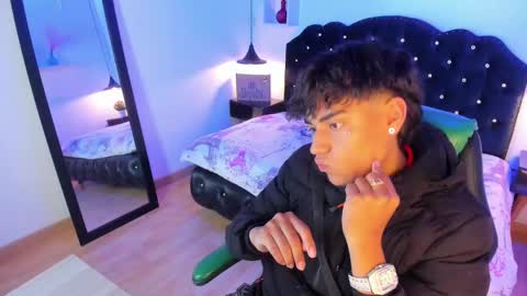 Snapshot of keevin_cross_ chatting on 03.08.25 Keevin online show from 03.08.25