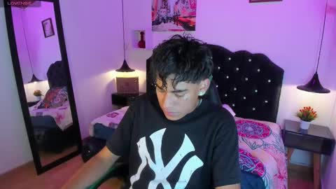 Snapshot of keevin_cross_ chatting on 03.12.25 Keevin online show from 03.12.25