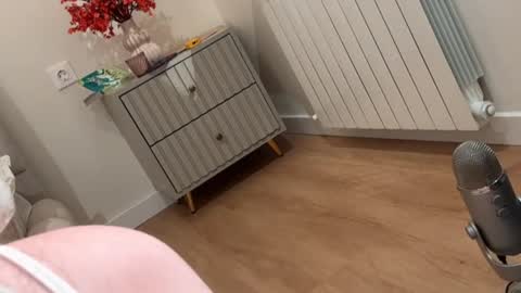 Snapshot of kellyberry__ chatting on 10.09.25 Kelly online show from 10.09.25