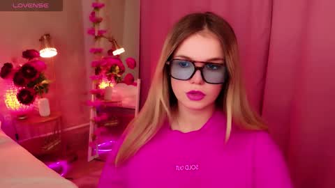 Snapshot of kellyhayden chatting on 11.30.25 Kelly online show from 11.30.25