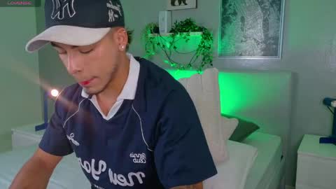 Snapshot of ken_boy_ chatting on 04.30.26 online show from 04.30.26