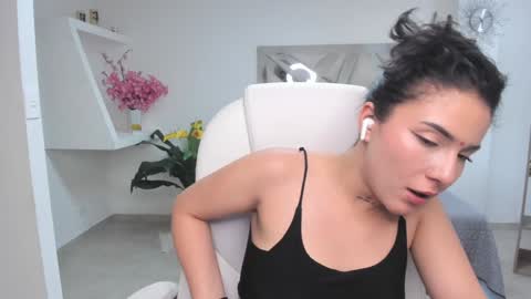 Kendall Jenner online show from 02.01.25