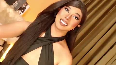 Snapshot of kendalair chatting on 10.18.25 Ebony online show from 10.18.25