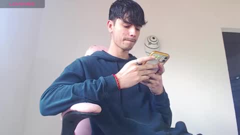 Snapshot of kendall_ros chatting on 10.15.25 kendall ross online show from 10.15.25