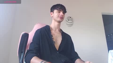 Snapshot of kendall_ros chatting on 10.18.25 kendall ross online show from 10.18.25