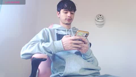 Snapshot of kendall_ros chatting on 11.18.25 kendall ross online show from 11.18.25