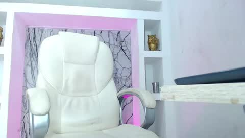 K E N D R A  online show from 02.06.25