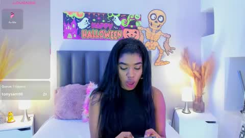 kendrachavez_ online show from 10.29.25