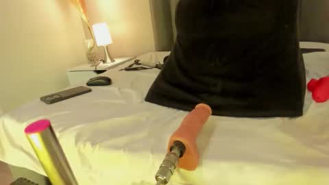 kendrachavez_ online show from 11.14.25