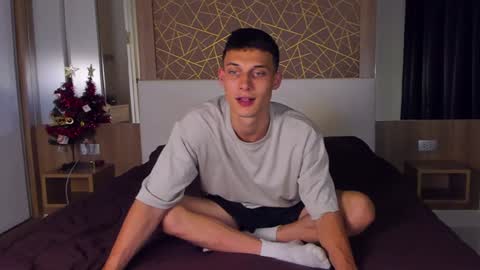 Snapshot of kenter_parker chatting on 01.04.25 Peter online show from 01.04.25