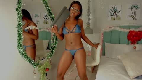 Snapshot of kentha_mitchells chatting on 12.18.24 kentha_mitchells online show from 12.18.24