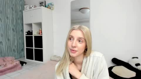 Snapshot of kenziedawton chatting on 05.15.26 Kenzie online show from 05.15.26