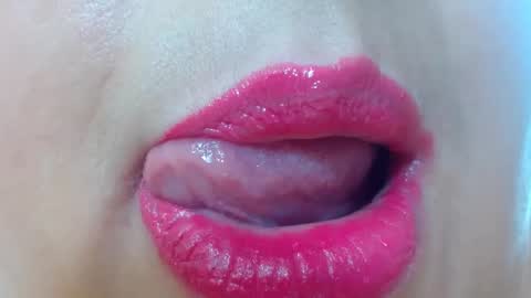 Snapshot of kerly_doll chatting on 01.10.25 K E R L Y online show from 01.10.25