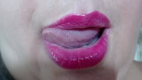 Snapshot of kerly_doll chatting on 01.10.25 K E R L Y online show from 01.10.25