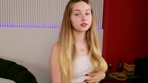 Snapshot of kerry_mell chatting on 04.16.26 kerry_mell online show from 04.16.26