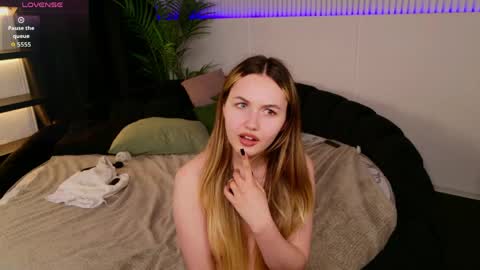 Snapshot of kerry_mell chatting on 04.19.26 kerry_mell online show from 04.19.26