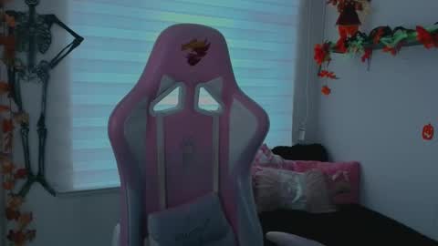 Snapshot of keyla_roberts_ chatting on 10.18.25 Adhara. Help me reach 100 likes online show from 10.18.25