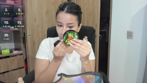 Snapshot of keyn_laurent_ chatting on 12.26.24 Laura online show from 12.26.24