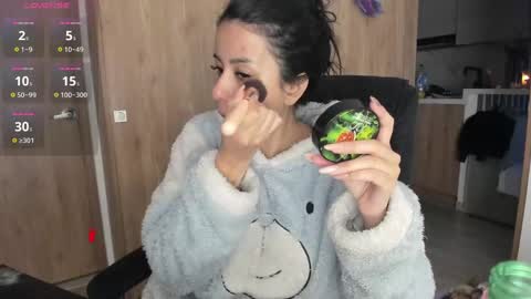 Snapshot of keyn_laurent_ chatting on 12.31.24 Laura online show from 12.31.24