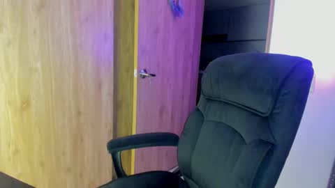 Snapshot of keyn_laurent_ chatting on 02.12.25 Laura online show from 02.12.25