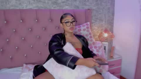 Khelany Isyy  online show from 01.05.26