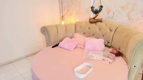 Snapshot of khloeblake chatting on 10.10.25 Khloe online show from 10.10.25