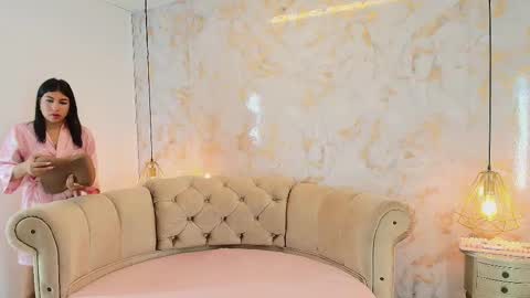 Snapshot of khloeblake chatting on 11.26.25 Khloe online show from 11.26.25