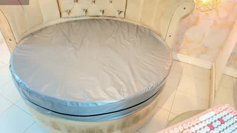 Snapshot of khloeblake chatting on 12.15.25 Khloe online show from 12.15.25