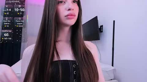 Snapshot of khloeyourangel chatting on 09.17.25 Khloe online show from 09.17.25