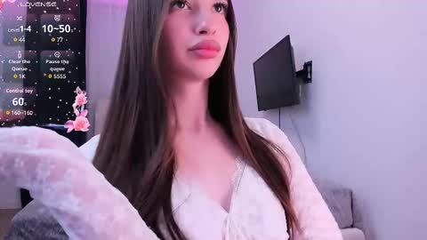 Snapshot of khloeyourangel chatting on 09.28.25 Khloe online show from 09.28.25