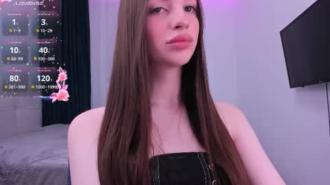 Snapshot of khloeyourangel chatting on 10.07.25 Khloe online show from 10.07.25