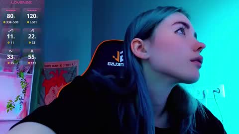 Snapshot of kiara_dream chatting on 09.18.25 Kira online show from 09.18.25