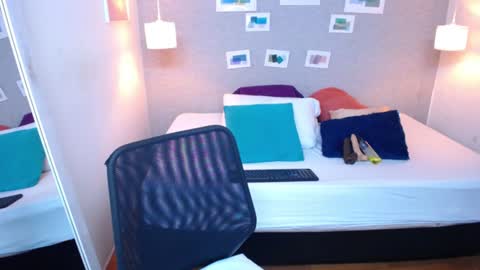 Snapshot of kiara_evanss chatting on 12.20.24 Kiara online show from 12.20.24