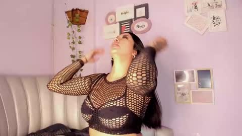 Snapshot of kiim_taaylor chatting on 02.09.25 Kim online show from 02.09.25