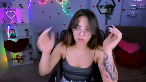 Snapshot of kiki_swan chatting on 06.23.26 kiki_swan online show from 06.23.26