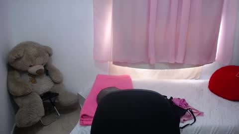 Snapshot of kimberly_slim chatting on 02.21.25 Kim online show from 02.21.25