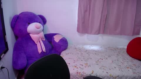 Snapshot of kimberly_slim chatting on 09.12.25 Kim online show from 09.12.25