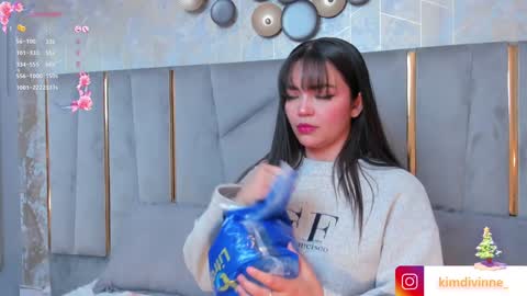 Snapshot of kimdevinne chatting on 12.22.24 KIM online show from 12.22.24